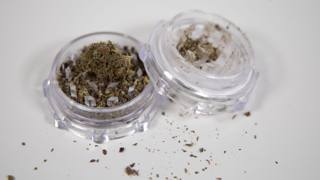 The Perfect Grind: How Particle Size Impacts Joints, Pipes, and Vapes